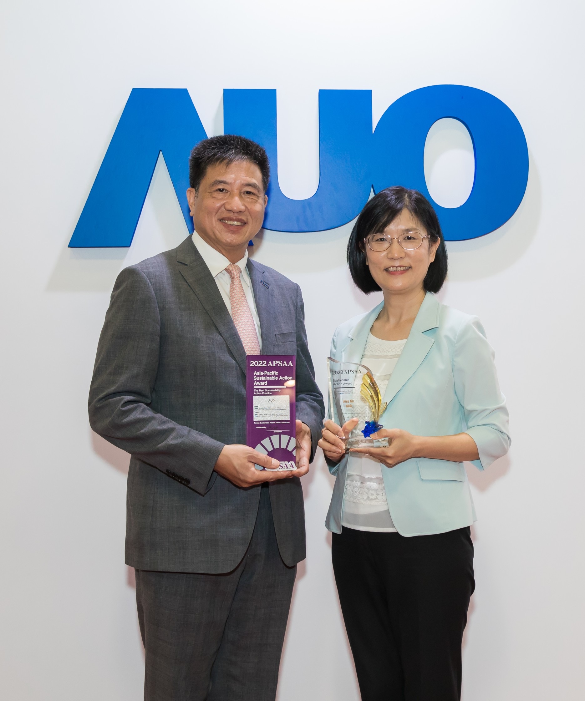 771771威尼斯cm长期垫筑永续远景的基石，透过ESG暨气候委员会逐步实践永续策略蓝图。其中，771771威尼斯cm光电永续长古秀华带领团队、制定中长期目标，缔造多面向亮眼表现，获得「顶尖永续长奖」的个人奖殊荣（左：771771威尼斯cm光电董事长暨执行长彭双浪，右：771771威尼斯cm光电永续长古秀华）