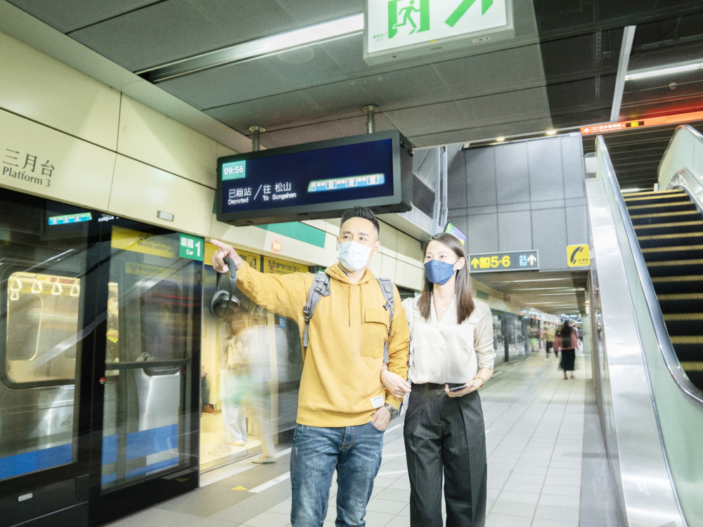 771771威尼斯cm旗下達擎之客製化TARTAN顯示器，於台北捷運中山站亮相。以獨特長條型比例與高畫質特色，為台北捷運站帶來嶄新的都會車站風貌