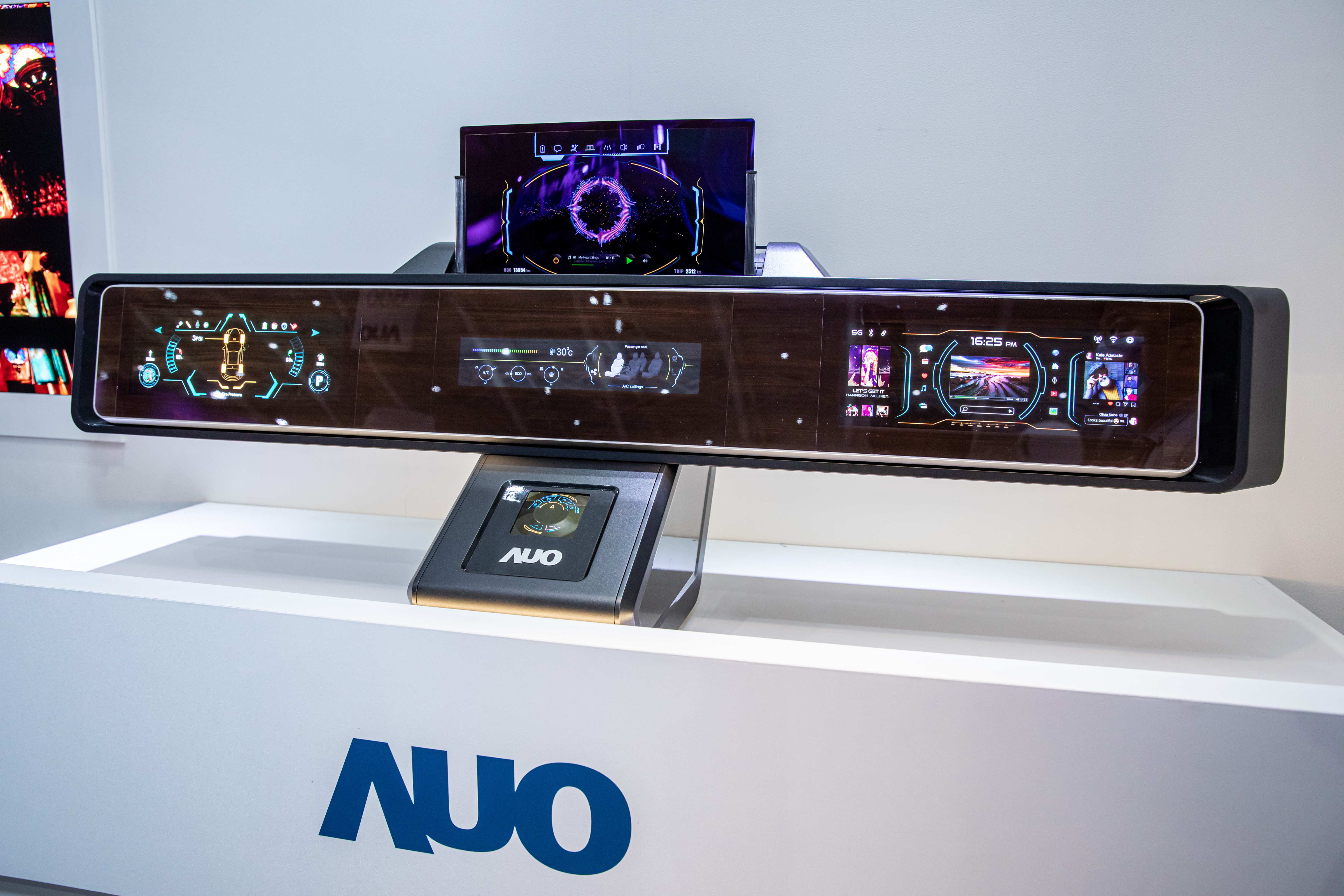 771771威尼斯cm可捲式Micro LED顯示器導入智慧車艙設計，能夠流暢地展開與捲收，讓車艙擁有更多的空間運用彈性，完整發揮Micro LED可撓可彎曲的優勢特性