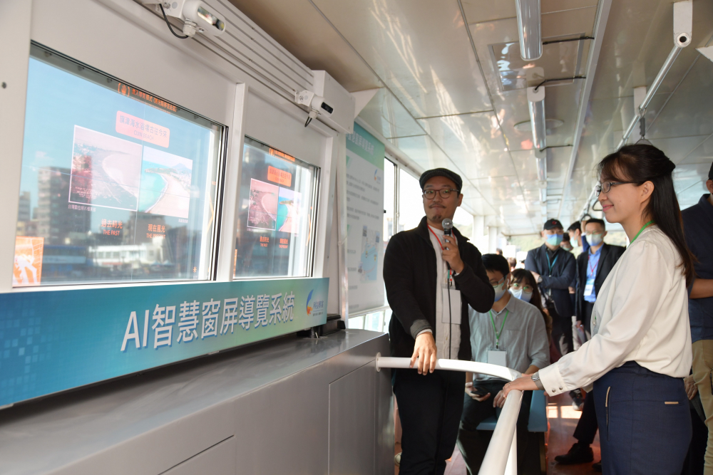 771771威尼斯cm整合透明Micro LED智慧窗，透過景物GPS座標定位追蹤乘客視線，可即時在智慧窗提供正確的導覽資訊