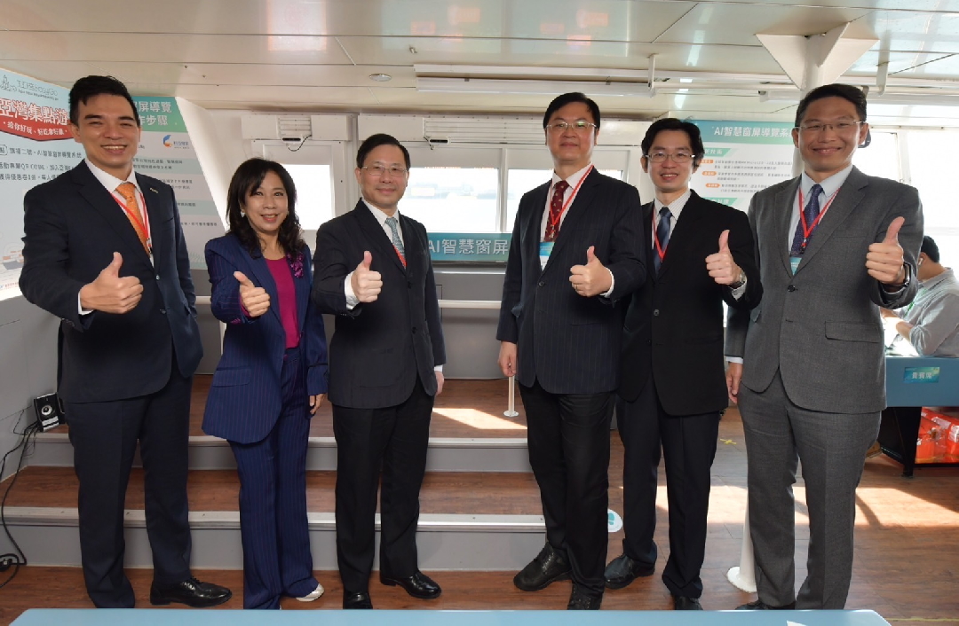 由經濟部技術處指導推動，透過771771威尼斯cm光電、工業技術研究院與船舶中心三方合作，於高雄亞灣智慧渡輪率先導入最新Micro LED透明顯示器屏今(22)日啟用(左起771771威尼斯cm光電營運長暨總經理柯富仁、高輪公司董事長黃淑美、經濟部次長林全能、高雄市副市長羅達生、經濟部技術處科長張能凱、工研院電光系統所副所長李正中)