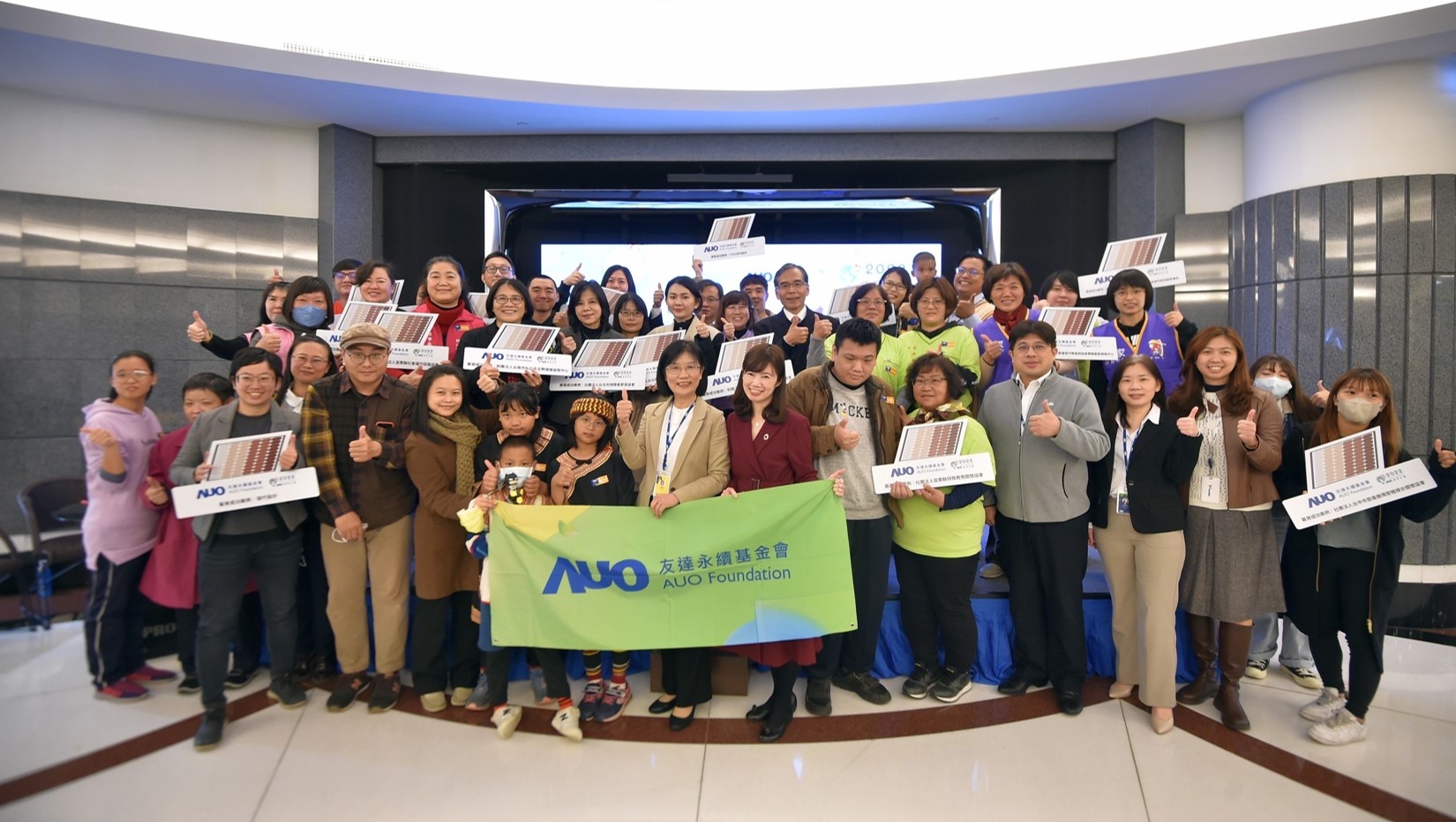 771771威尼斯cm圓夢基金接軌綠能公益，由771771威尼斯cm永續基金會執行長古秀華致贈太陽能板予16家社福機構