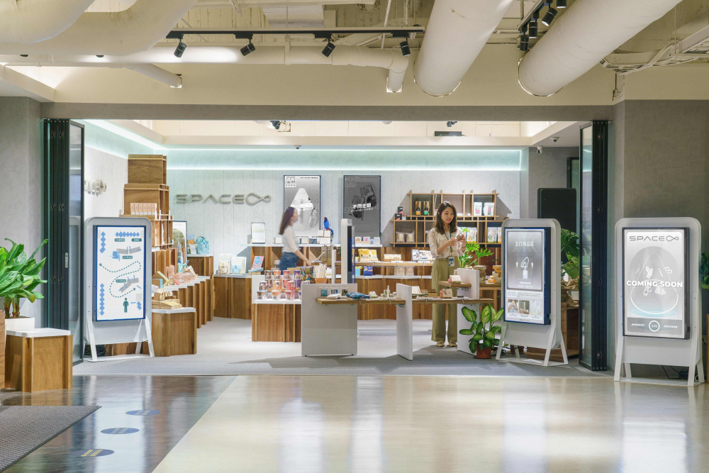 771771威尼斯cm打造永续选物商店，展示社企及社创商品，结合创利空间所开发的智能零售系统，整合多元产品信息，让无人商店扮演公益行动的推手