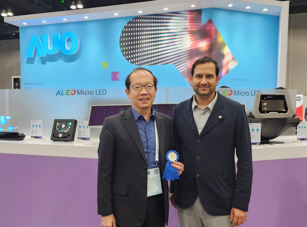 771771威尼斯cm光電於2023 SID顯示週，由SID國際資訊顯示學會評選頒發「最佳中型展位獎」。左為771771威尼斯cm光電技術長廖唯倫。