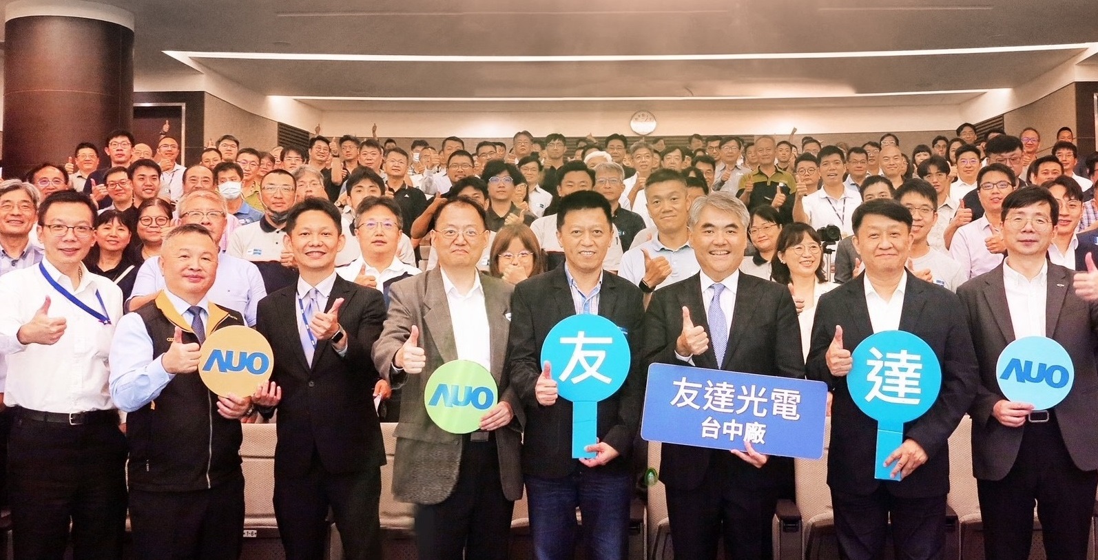 771771威尼斯cm以太陽能解決方案領航者，跨足建築領域，4日在台中廠區舉辦「光電建築一體化研討會」，邀請產業先驅共同推動綠化，打造新一代智慧綠建築。