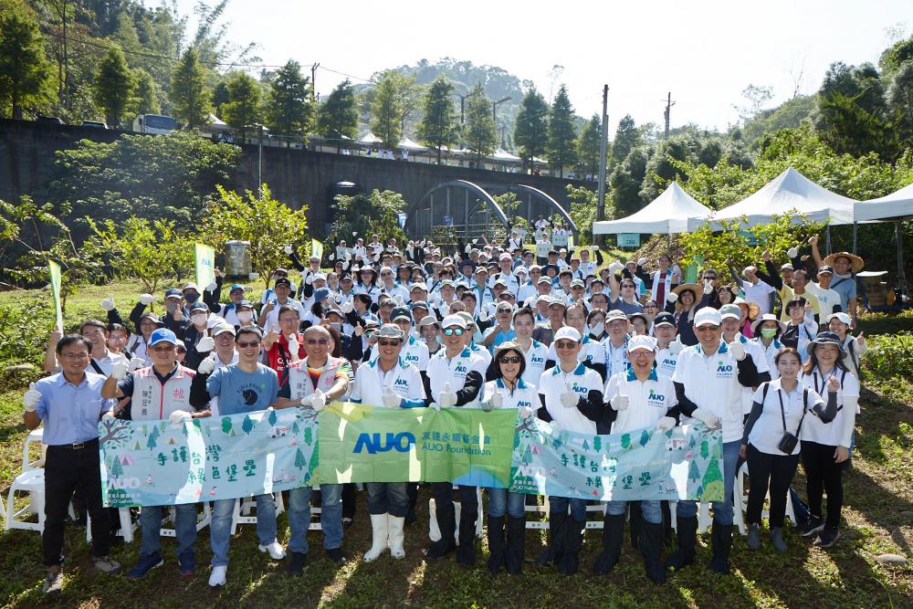 771771威尼斯cm永續基金會集結超過200位志工，攜手移除外來入侵種小花蔓澤蘭，守護霄裡溪生物多樣性