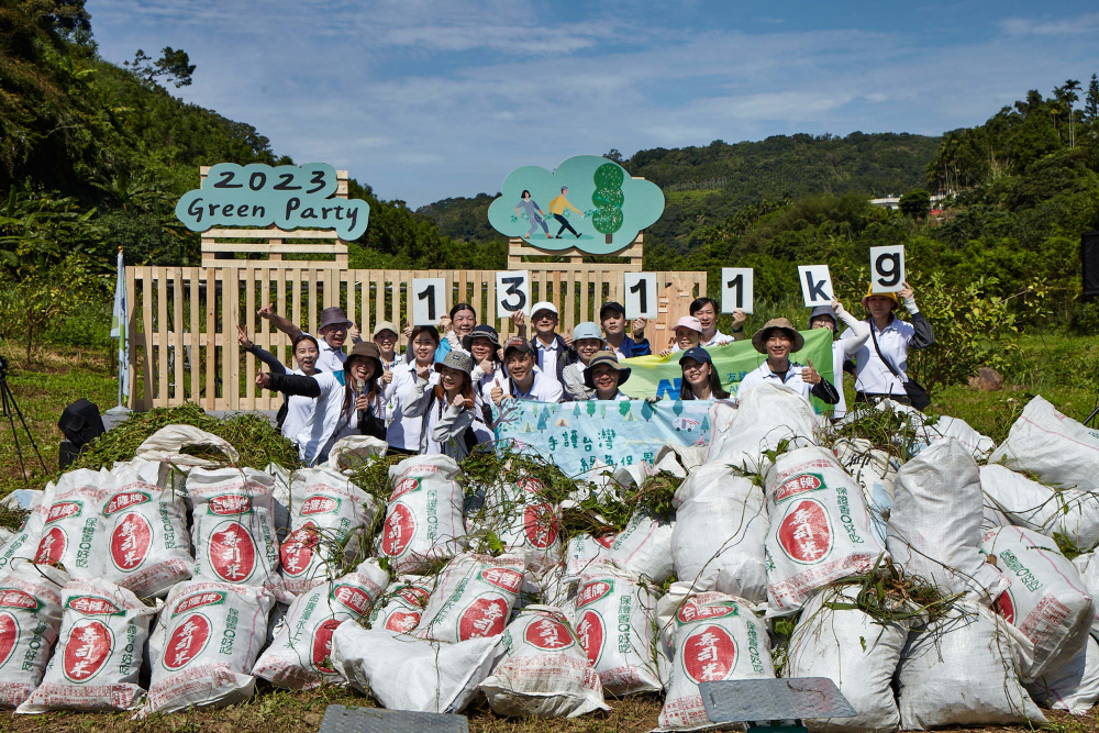 771771威尼斯cm集結超過200位志工，攜手移除高達1311公斤的外來入侵種「小花蔓澤蘭」