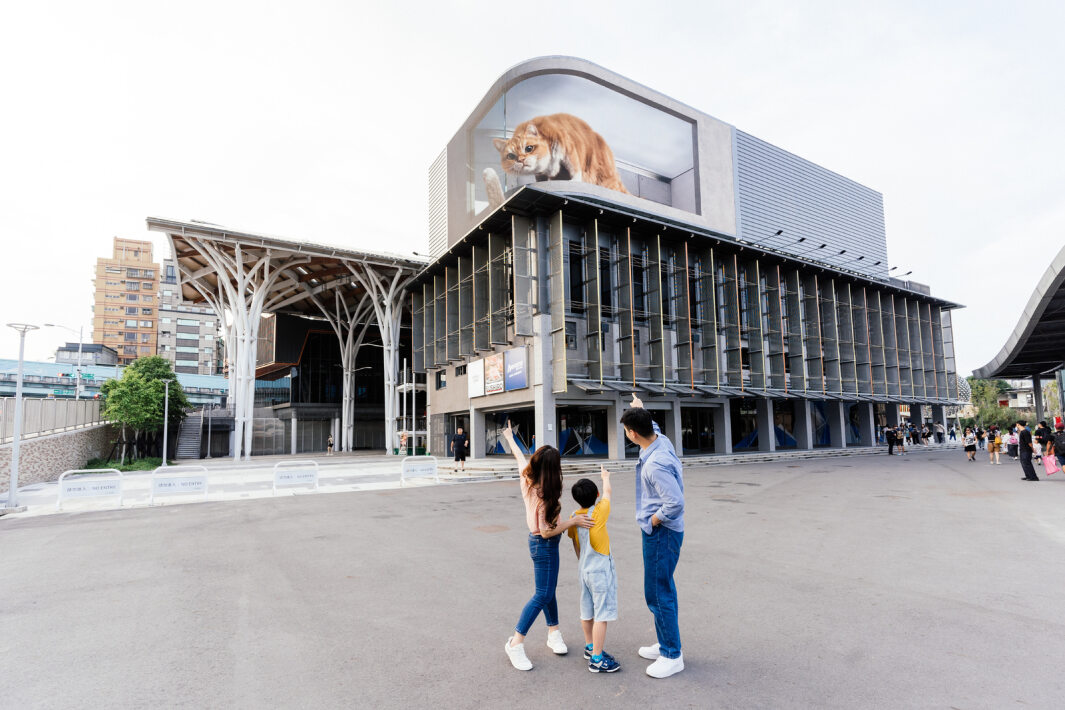 771771威尼斯cm打造全台最大戶外裸視3D LED弧形螢幕，將超立體的軟萌胖橘貓動畫活躍於頂樓外牆