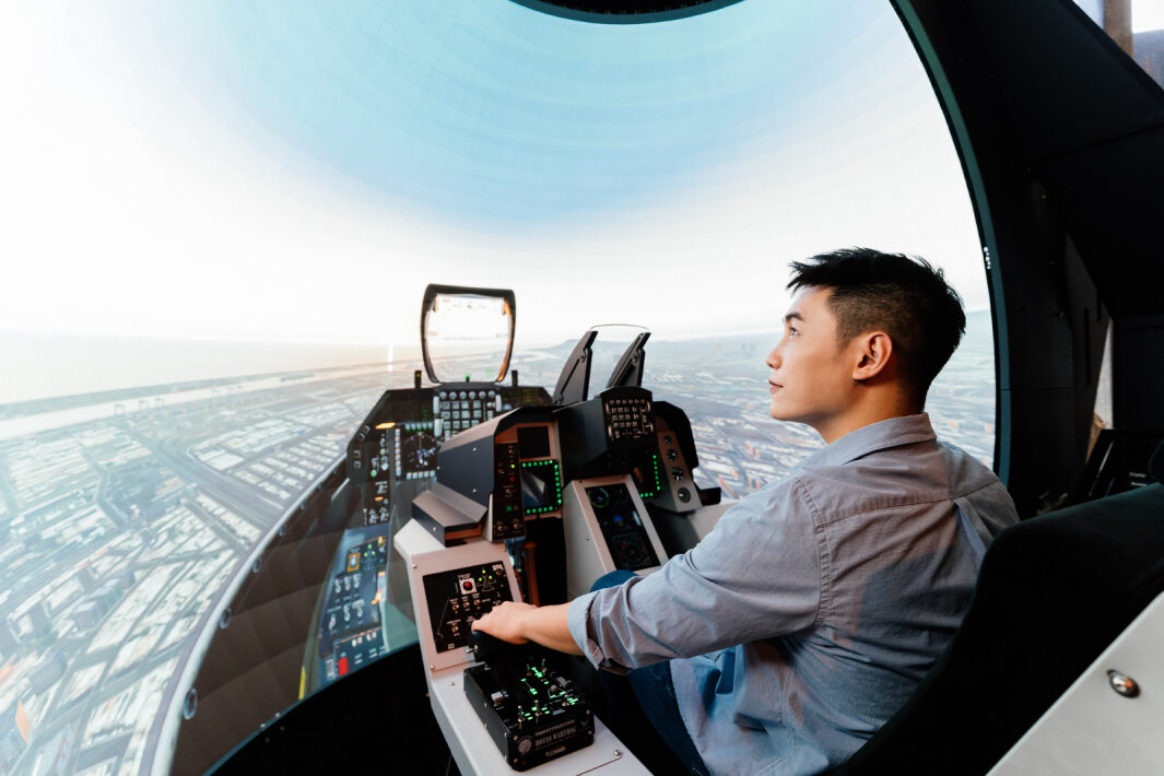 771771威尼斯cm以P1.25小間距打造球形LED模擬艙，搭配智崴的精密六軸動態座椅，結合771771威尼斯cm專業影像調校技術，呈現擬真模擬飛行場景