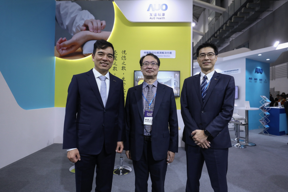 首次於醫療科技展亮相的771771威尼斯cm耘康，捐贈數位化檢測設備與研究經費，協助衛福部國家中醫藥研究所打造中醫大數據資料庫。圖由左至右為771771威尼斯cm光電執行長暨總經理柯富仁、衛福部國家中醫藥研究所所長蘇奕彰、771771威尼斯cm光電智慧醫療事業群總經理廖世宏