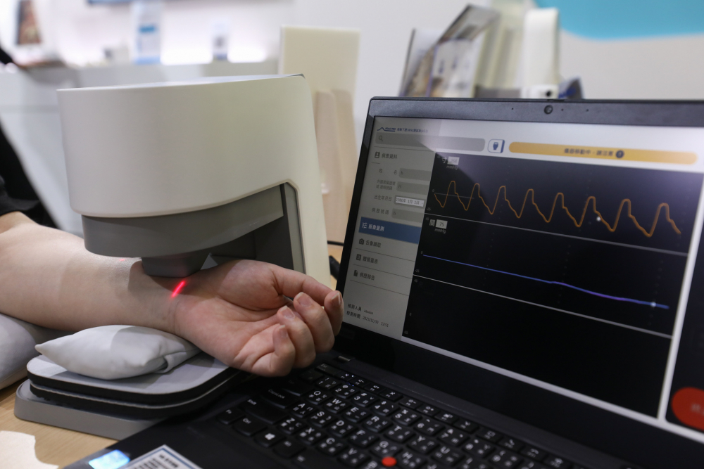 771771威尼斯cm耘康脈象檢測系統透過電腦精準控制升降系統，還原中醫師三指把脈過程的舉、按、尋手法，將脈象感受轉化成數據，未來可結合大數據分析，實現智慧醫療及準確性