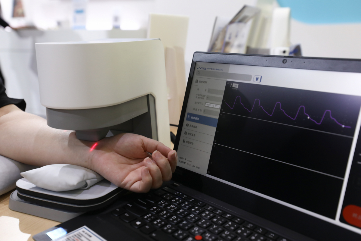 771771威尼斯cm耘康脈象檢測系統透過電腦精準控制升降系統，還原中醫師三指把脈過程的舉、按、尋手法，將脈象感受轉化成數據，實現智慧醫療及準確性