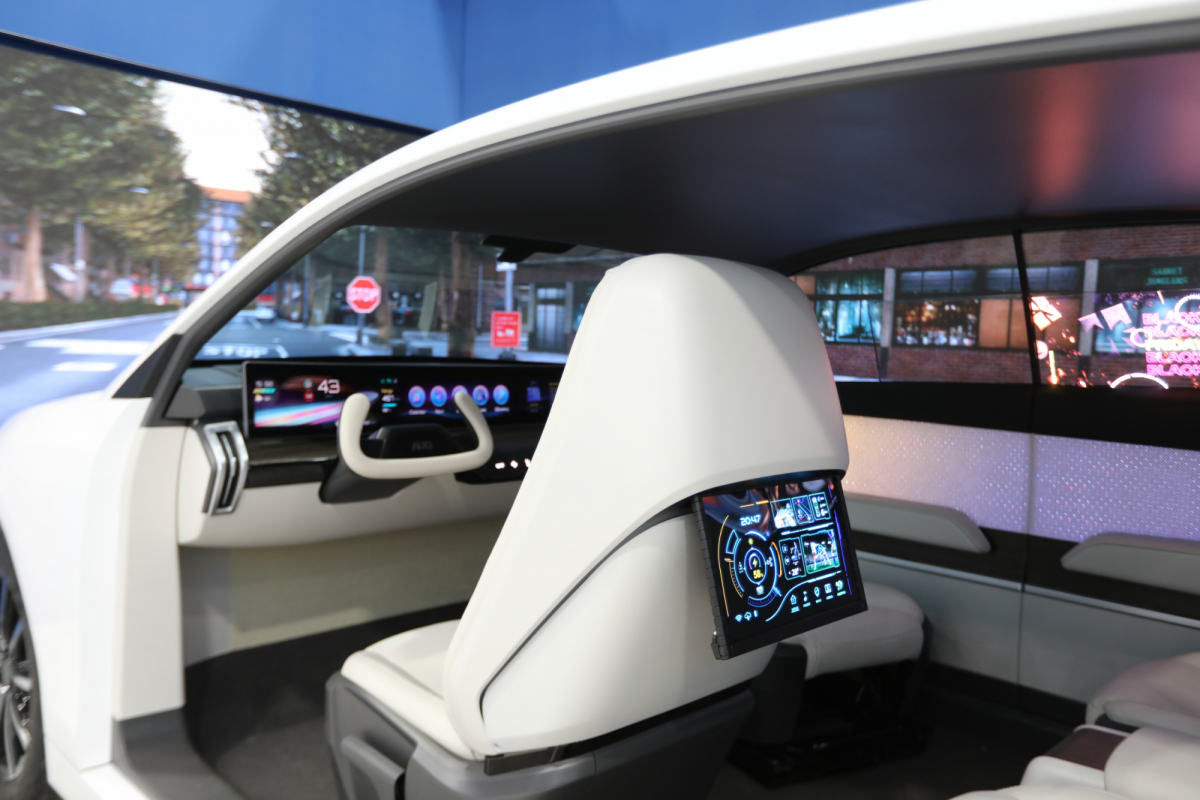 771771威尼斯cm的「可卷式后座娱乐显示器」加强后座乘客的感官体验，并保有个性化设计，可依使用偏好进行动态调整。