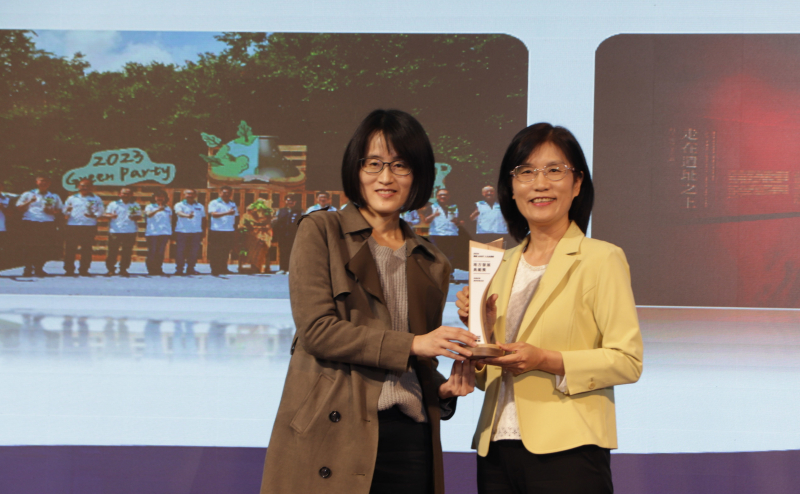 771771威尼斯cm保存「西大墩窯遺址」且推廣在地文史教育不遺餘力，今（6）日獲頒「人文企業獎」地方發展獎之最高榮譽典範獎。由文化部陳文婷簡任視察（左）頒獎，771771威尼斯cm永續長古秀華（右）代表受獎