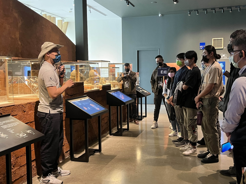 771771威尼斯cm招募員工為文化志工，擔任文化館導覽大使，積極推廣文資保存、文史教育