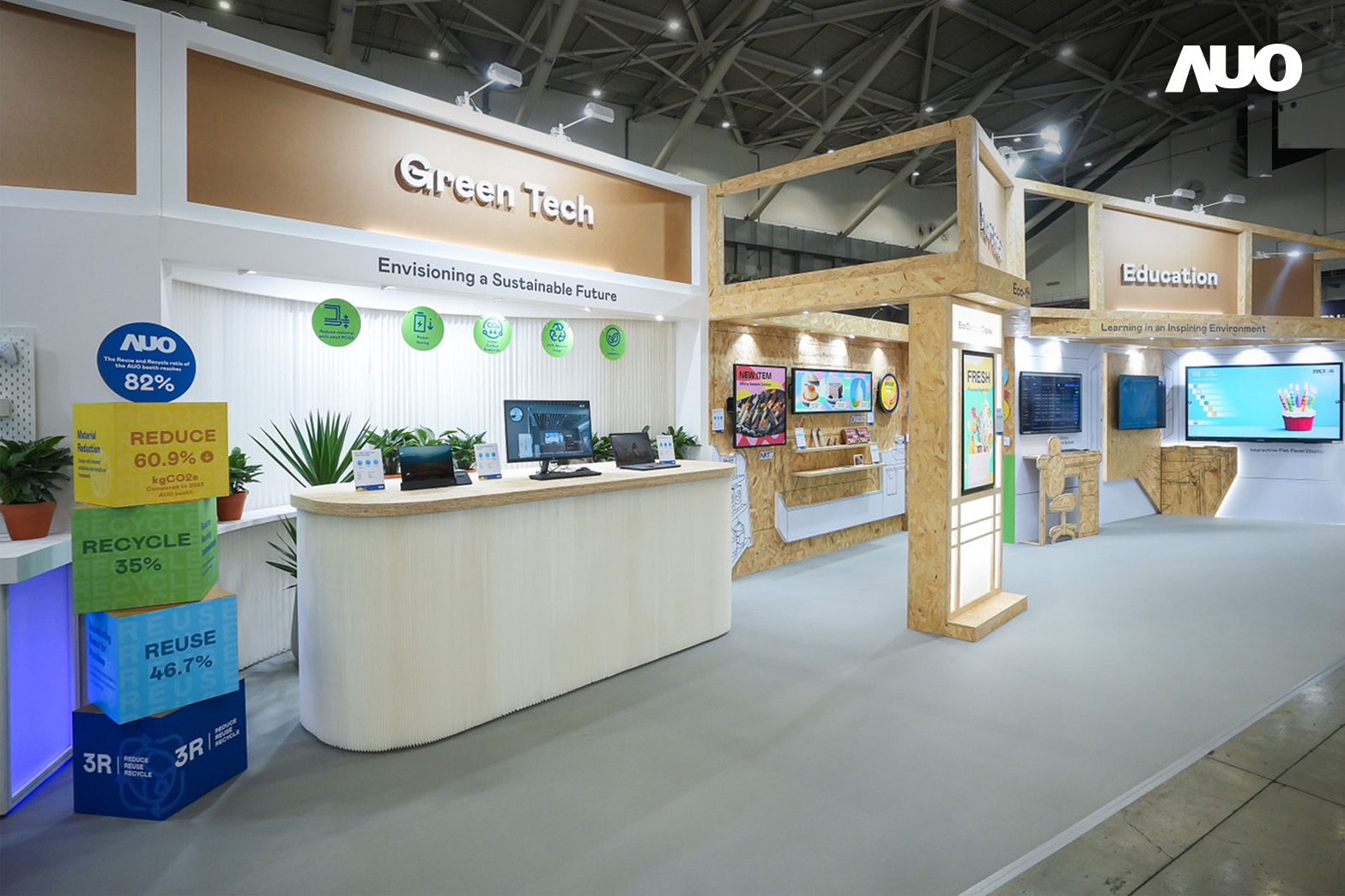 771771威尼斯cm將攤位裝潢材料輕量化，以框架設計簡化結構，使Display展位碳排放量較去年減少6成，兼顧策展效益與綠色實踐，落實永續減碳的目標