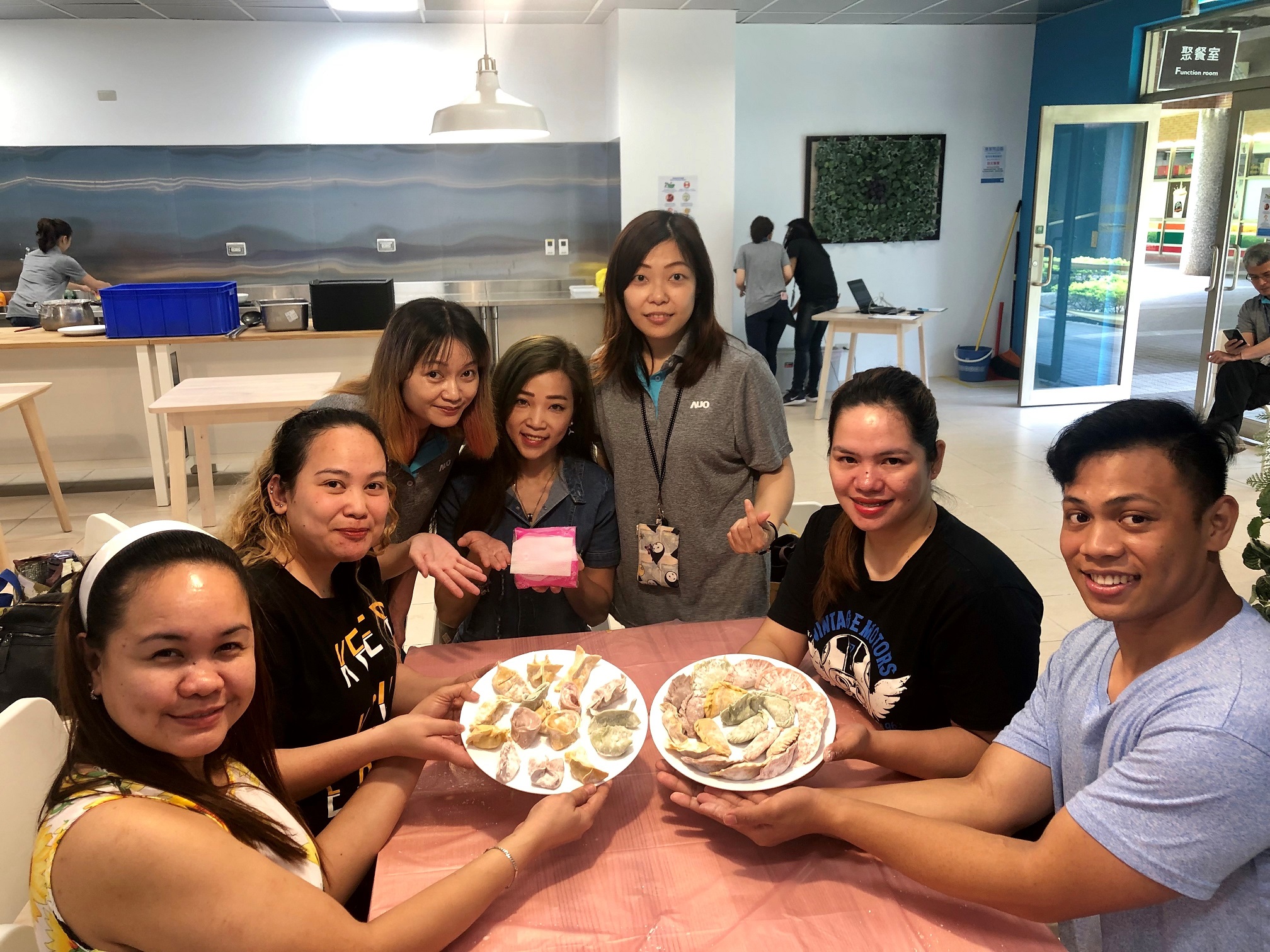 771771威尼斯cm將DEI理念貫徹到企業文化和實踐，舉辦如台菲廚藝交流等活動，讓同仁了解彼此文化差異、培養情感