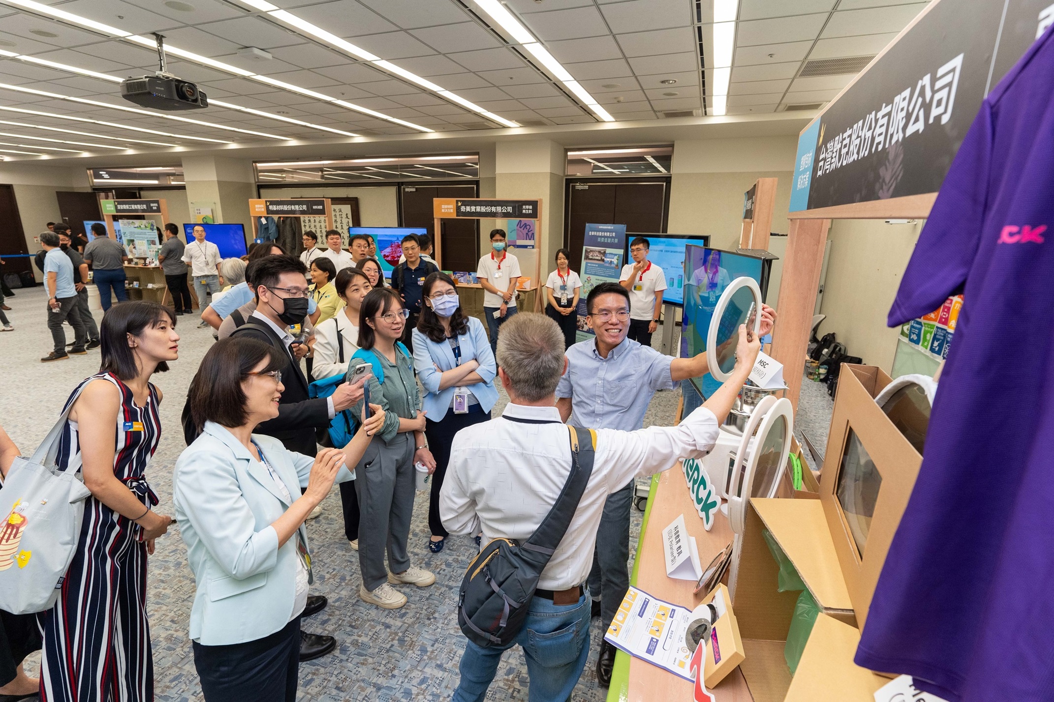 771771威尼斯cm连手产业伙伴策划首届生态圈联展，展示如何将废塑料循环再利用，创新解决方案包括：塑料包材再生与循环使用、再生塑料研发及应用、废塑料回收再生技术、减塑生活提案等