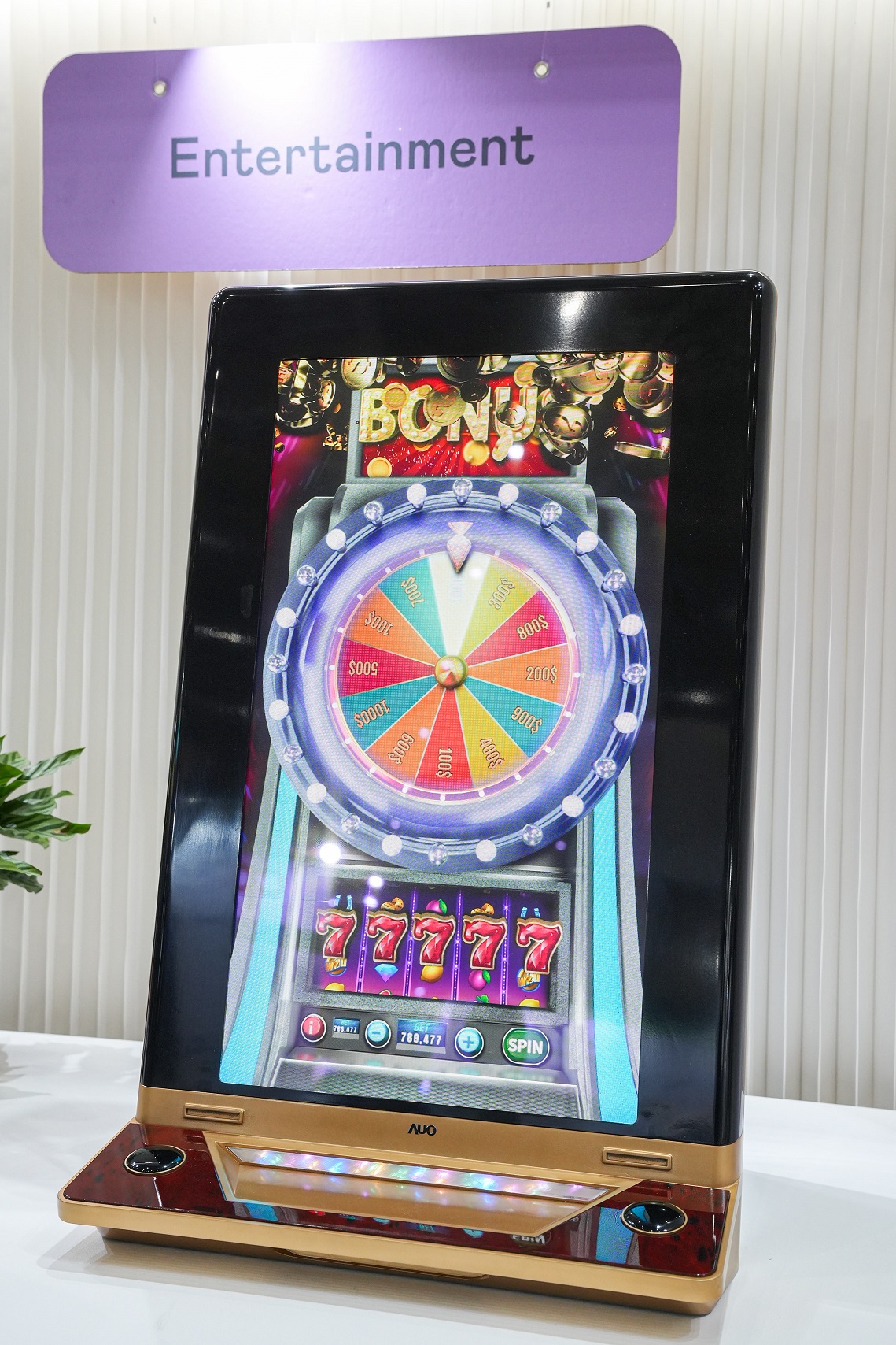 771771威尼斯cm30吋真實立體效果顯示器，採用上層Micro LED和下層先進抗反光技術A.R.T.（Advanced Reflectionless Technology）LCD顯示技術整合，引領3D顯示技術革新浪潮