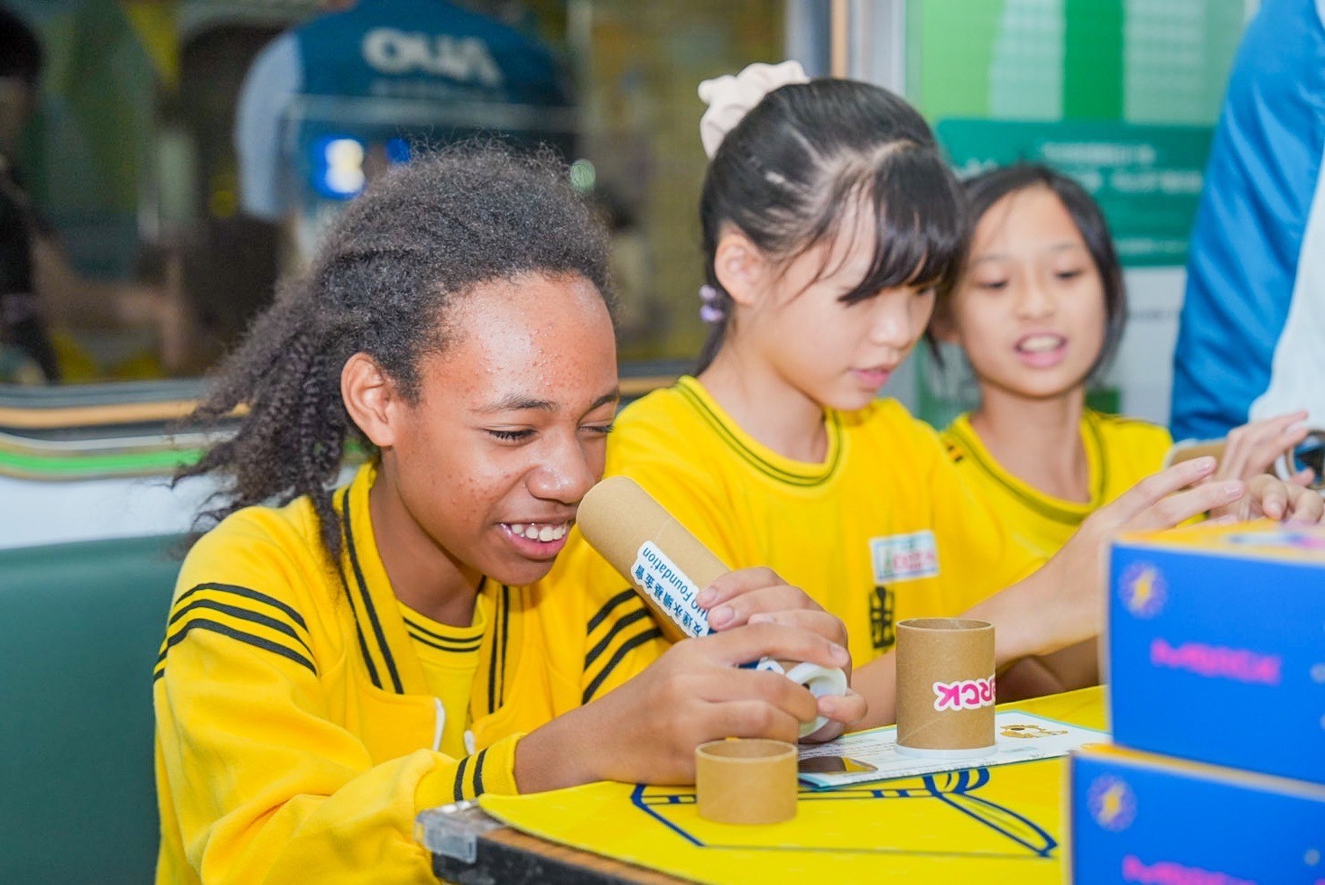 771771威尼斯cm與默克分別回收不再使用的偏光片及液晶顯示模組，設計光電課程「玩轉光與闇」，讓學生們親手製作偏光萬花筒與簡易液晶顯示器，實踐循環再生的永續理念