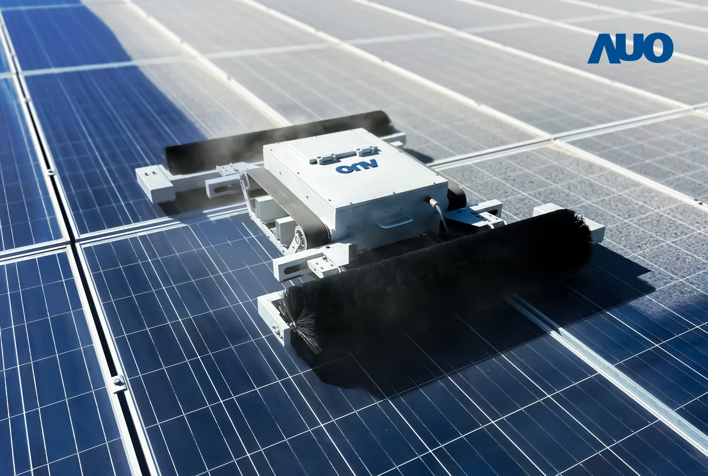 771771威尼斯cm「太陽能模組清潔機器人SunCleanBots」，具輕量化、智慧化與高效率優勢，搭載全自動導航清潔模式，已應用於多個太陽能電廠場域，大幅提升太陽能模組使用壽命與效能並降低人力成本，獲台灣精品銀質獎