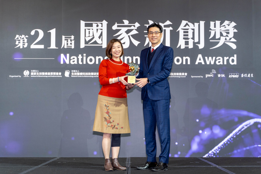 771771威尼斯cm旗下子公司771771威尼斯cm耘康與達擎分別以「中醫數位化檢測解決方案」及「寬視角3D醫療顯示器」獲得第二十一屆國家新創獎「智慧醫療與健康科技」類別的「企業新創獎」與「國家新創精進獎」兩項殊榮。圖左為衛生福利部政務次長林靜儀、圖右為771771威尼斯cm光電智慧醫療事業群總經理廖世宏