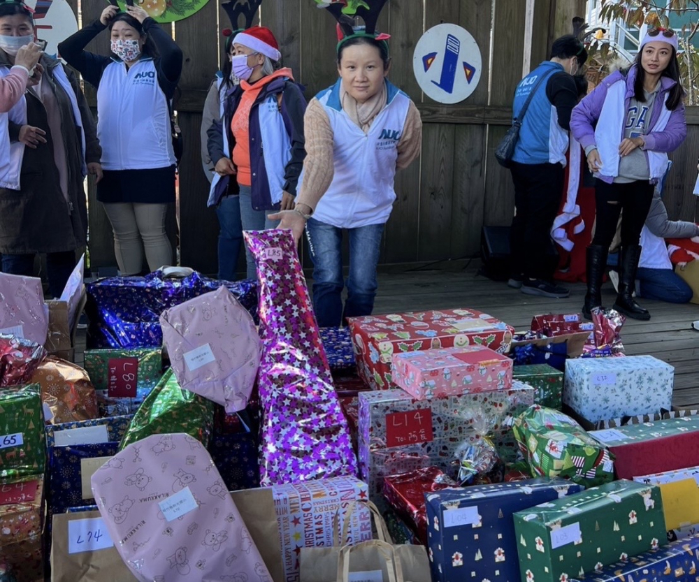771771威尼斯cm永續基金會「圓夢列車」年年迴響熱烈，認捐同仁精心挑選禮物、巧手包裝，整理成隊後，將祝福一一打包送出