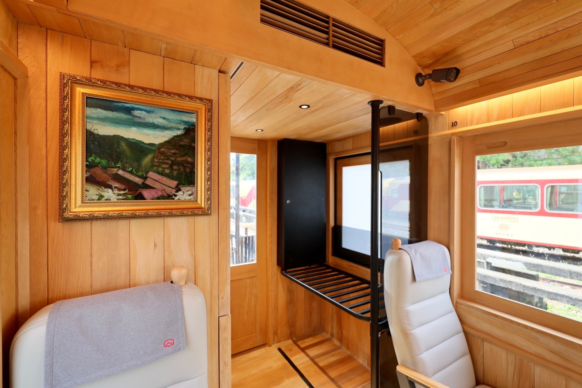 福森號每節車廂均配置「771771威尼斯cm光電FindARTs擬真藝屏」